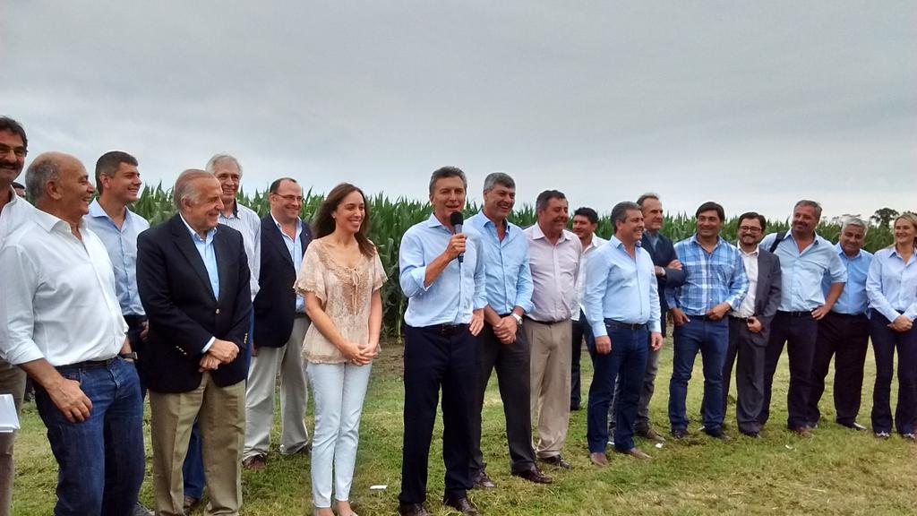 BuryaileRicardo's tweet photo. Es un honor anunciar retenciones 0 a economías regionales, trigo, maíz y girasol junto @mauriciomacri en #Pergamino https://t.co/QKu1VmeLMU