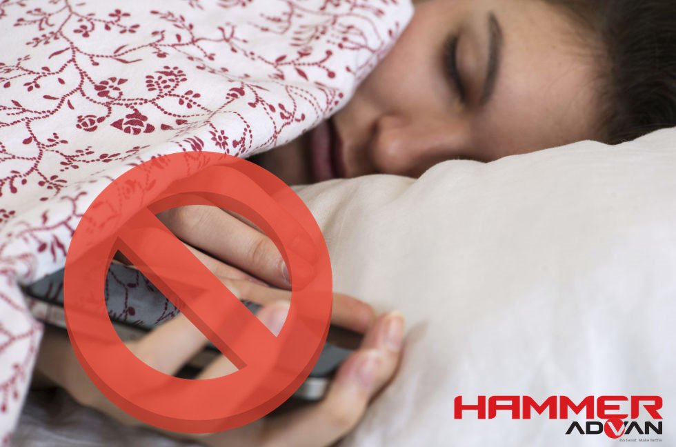 HAMMERtime_id's tweet photo. Seperti diketahui, HP adalah benda dgn radiasi yg kuat. So, jauhkan HP kamu saat tdr ya,Featuristic. :) https://t.co/FqgURa1ecr