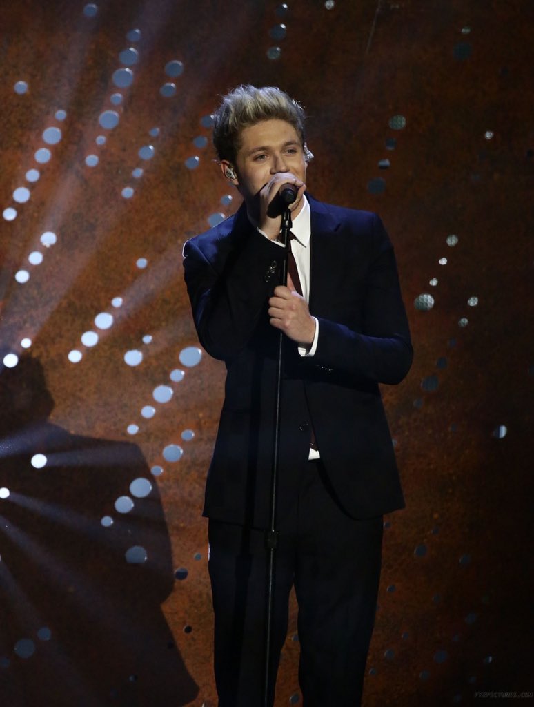 dr_smashhh's tweet photo. От @I_silly_Batman 
1/5❤️
г о л о с у е м 
о с т а л о с ь   м а л о   в р е м е н и 🌸😥🌊
#MTVStars One Direction https://t.co/1Ex2dQK6CG