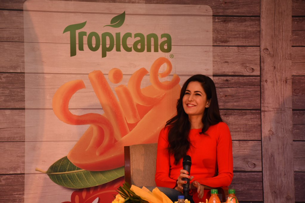 Bhushanadhau1's tweet photo. Katrina Kaif From @TropicanaSlice Event She Looking Extra Beautiful In Simple Dress Love You #AskKatrinaWithSlice https://t.co/Ckhwfy0UkD