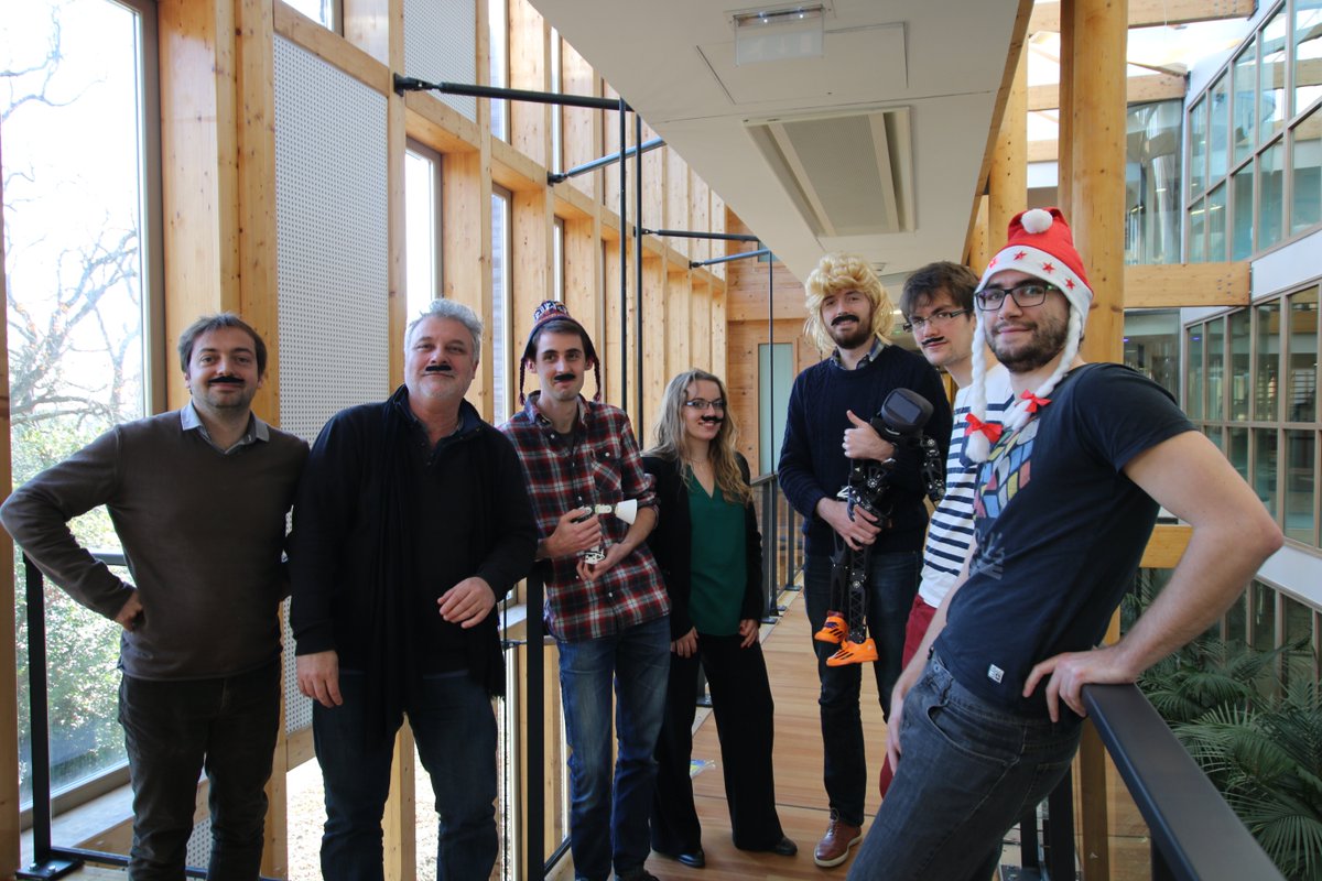 poppy_project's tweet photo. Poppy-team Picture! It is beautiful, isn't it? #GenRobXmas #Poppy_project https://t.co/C9qNyyMCC1