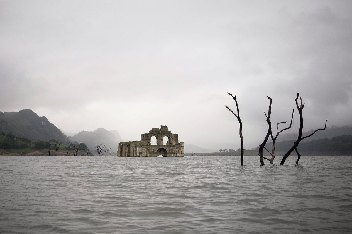 changeground's tweet image. 깊은 강물 위로 400년 된 교회가 나타났다.
goo.gl/7lpjRl