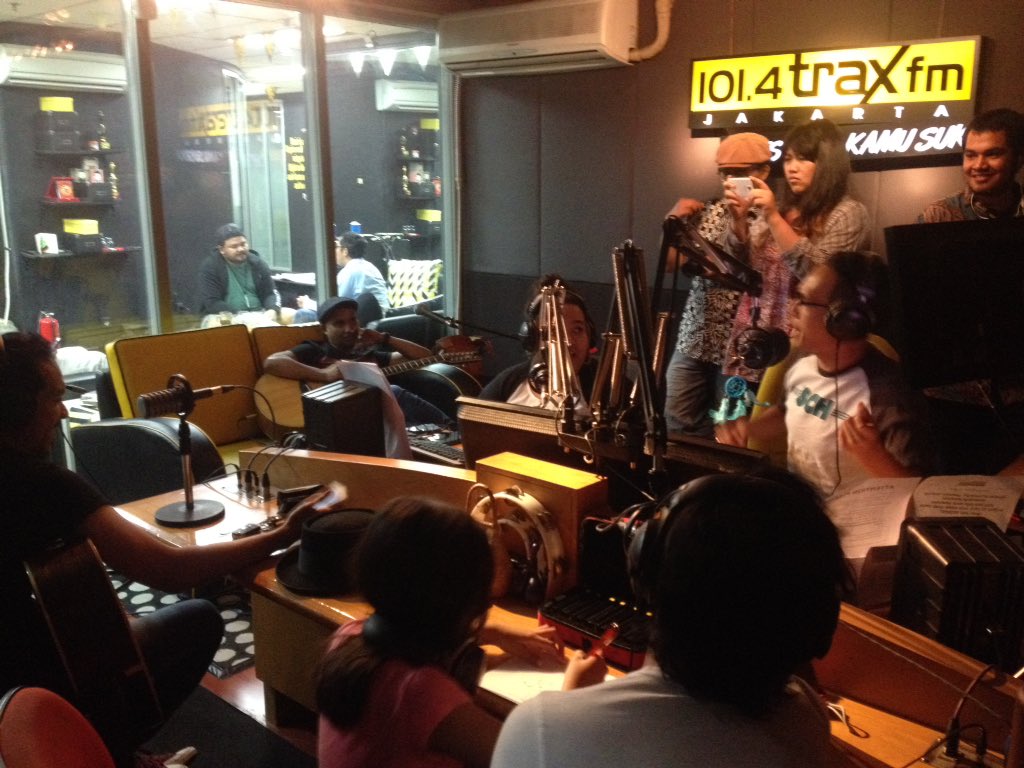 slankdotcom's tweet photo. Ayo pantengin @TraxFMJKT sekarang! Atau streaming di https://t.co/47dAAuYcP7 https://t.co/I9XM1iQrU3
