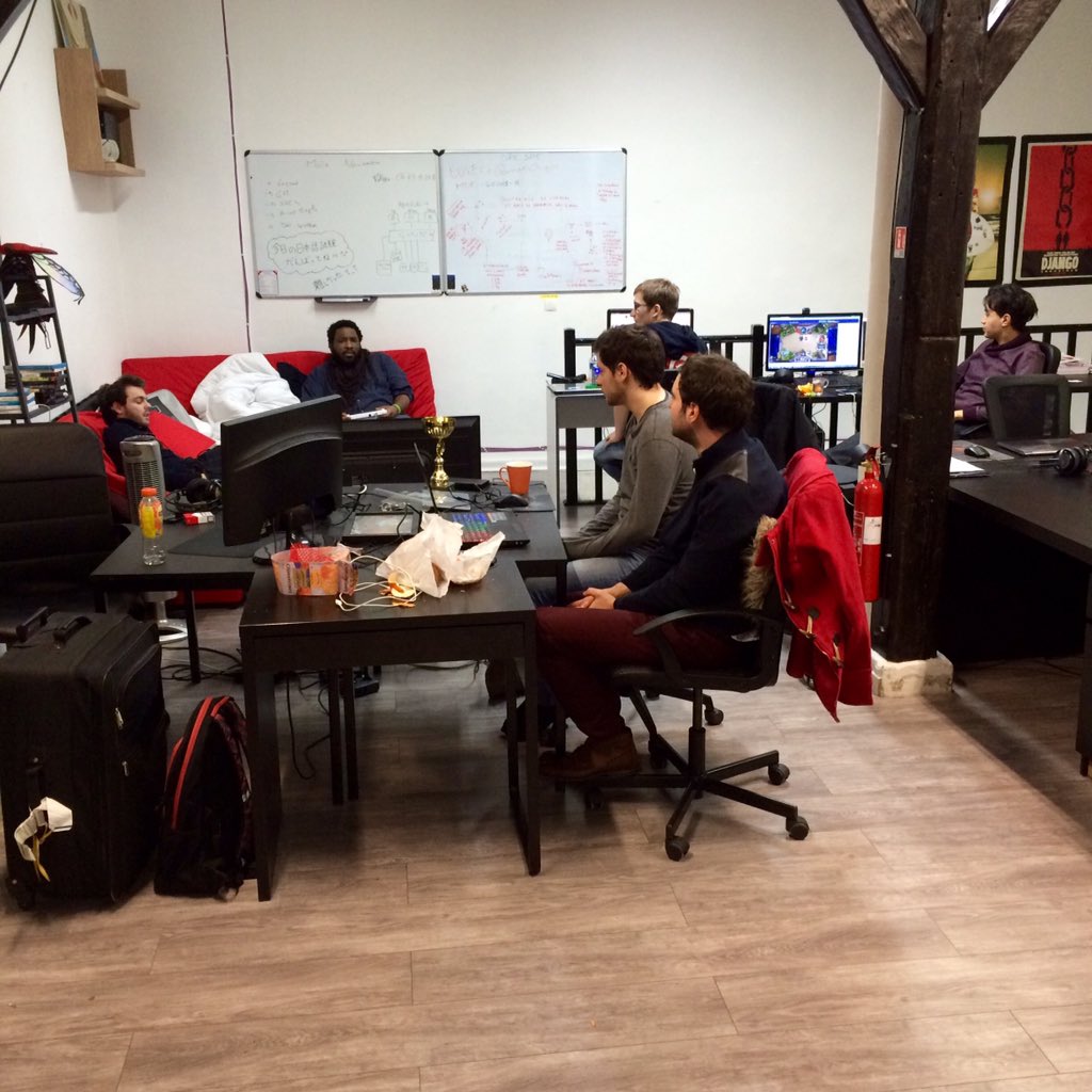 Djowcoco's tweet photo. Ça prend forme chez @GamersOrigin avec @Un33dHS @LoweloHS @TheFishou @elBabelito @KeuhnHS @GO_Remi #lafamille https://t.co/O7tM6jSHxN