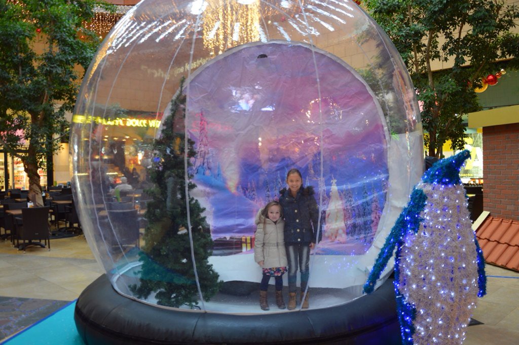 Koopzondag Raalte 20 december. Laat je fotograferen in de Snow Globe en neem de foto direct mee. winkeleninraalte.nl