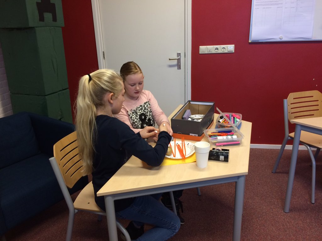 pcbdebranding's tweet photo. Aan de slag met een ontwerper! Gezond schoolplein! @GezondeSchoolNL @CodenzInfo @jantjebetonline https://t.co/isILvXwCPI