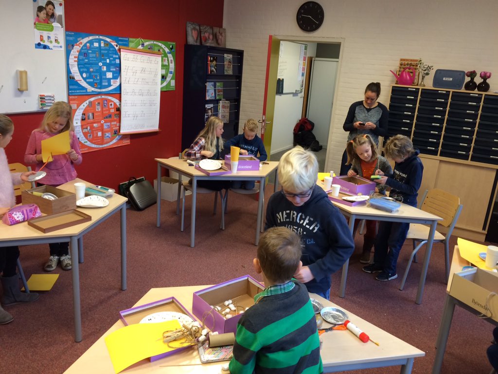 pcbdebranding's tweet photo. Aan de slag met een ontwerper! Gezond schoolplein! @GezondeSchoolNL @CodenzInfo @jantjebetonline https://t.co/isILvXwCPI