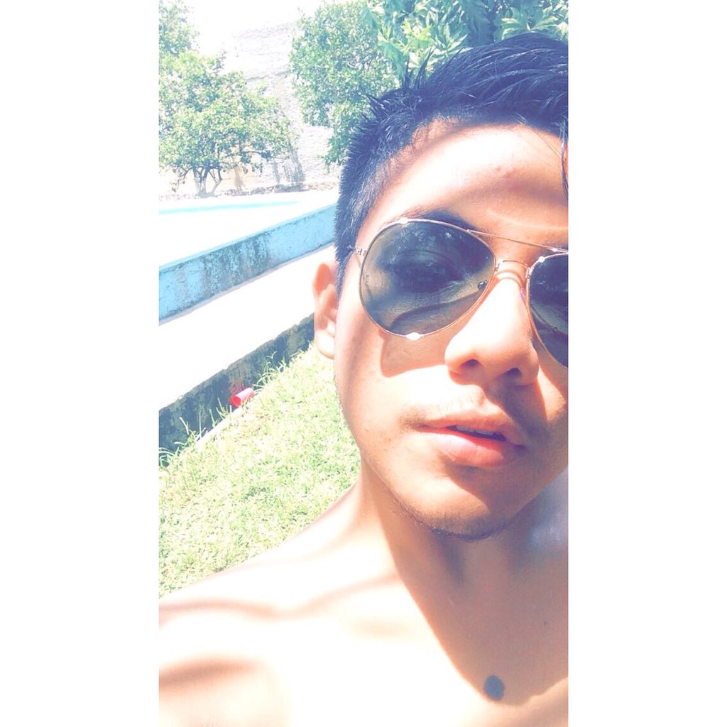 larryenCowell's tweet photo. #PoolPartyON 😏✨🇲🇽 https://t.co/amt4N18aJz