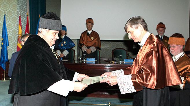 BVazqB's tweet photo. Inspirador: Acto de Investidura Doctor Honoris Causa a Jesús del Álamo, profesor del @MIT https://t.co/K6AuapgqG6 https://t.co/epCKFkT23R