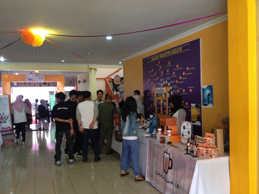 creative8art's tweet photo. Suasana pameran Violetday, jgan lupa saksikan dihari kedua Bsok tgl 15des, jam 10pagi - 5sore #violetday https://t.co/TQvbzc3Ic8