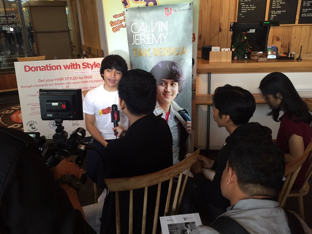 mamanyajayden's tweet photo. Siang ini @calvinjeremy sedang press conference single terbarunya berjudul #TakBerdua di Betawi Corner. https://t.co/OSRGlrOjHf