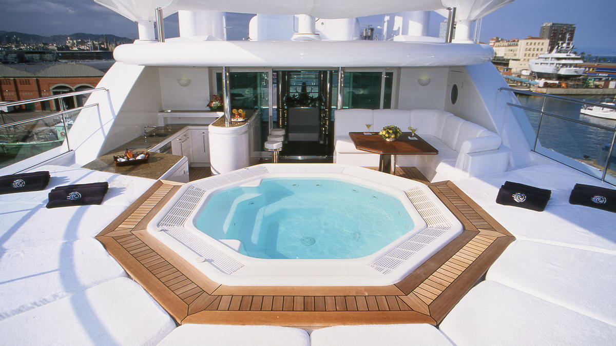 Define #Relax: check out these amazing #superyacht hot tubs <a href="/boatint/">BOAT International</a> buff.ly/21VaxfH