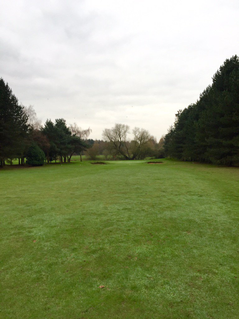 themillbrookgc's tweet photo. Overcast but mild &amp; no wind! Course fully open, trolleys allowed. Photo taken today #17⛳️ 📞01525402269 to book https://t.co/0Dv4tfYQXc
