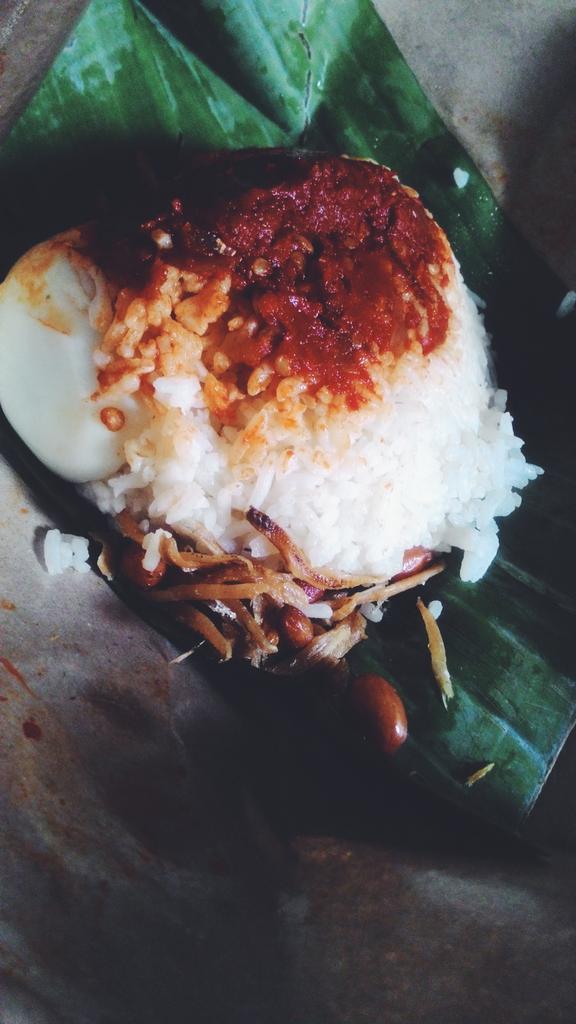 KerolAriffSaid_'s tweet photo. Menerima tempahan #NasiLemakPower  daun pisang untuk majlis anda. Harga serendah RM1.50 . Sebarkan demi rezeki saya! https://t.co/54CMhB3ZtI