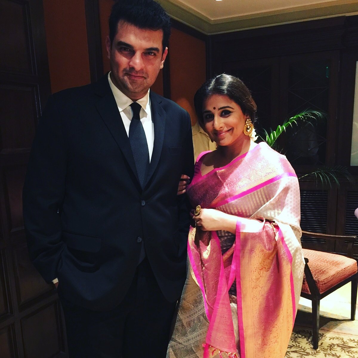 raghuvendras's tweet photo. Happy Wedding Anniversary @vidya_balan &amp; Siddharth Roy Kapur! https://t.co/fVeywLr43J