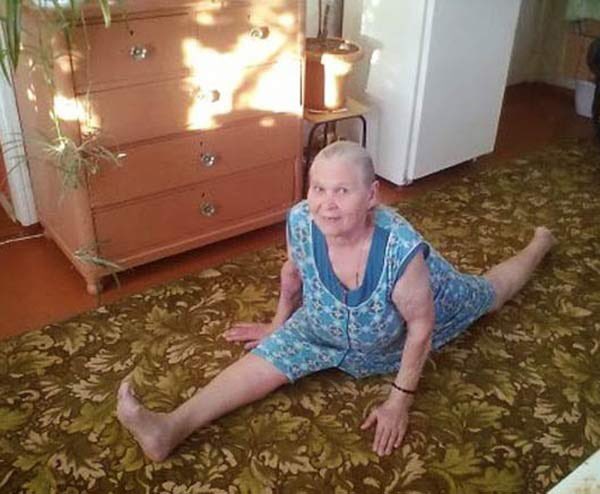 RussianProfiles's tweet image. "I might be older than your grandma, but this senior can is flexible!"
