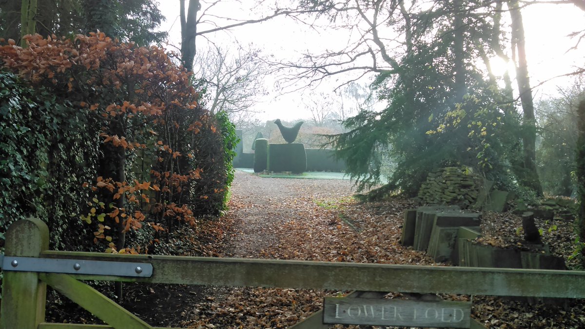 TWMethod's tweet image. Walking down alley in Broadway, UK. 11/23/15