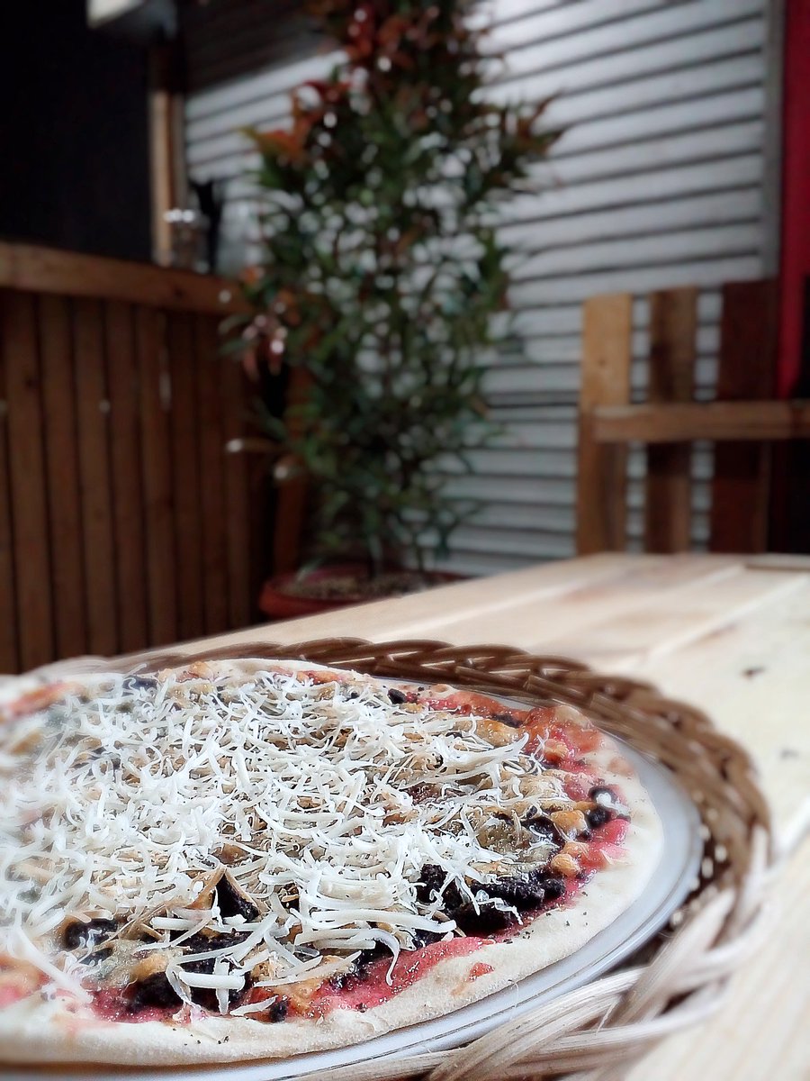 waroengsimple's tweet photo. PIZZA Strawberry Baraneo @waroengsimple Jl. Golf Raya IV No. 28 #kulinerbandung #cafebandung #restobandung https://t.co/OmtTWEAe2d