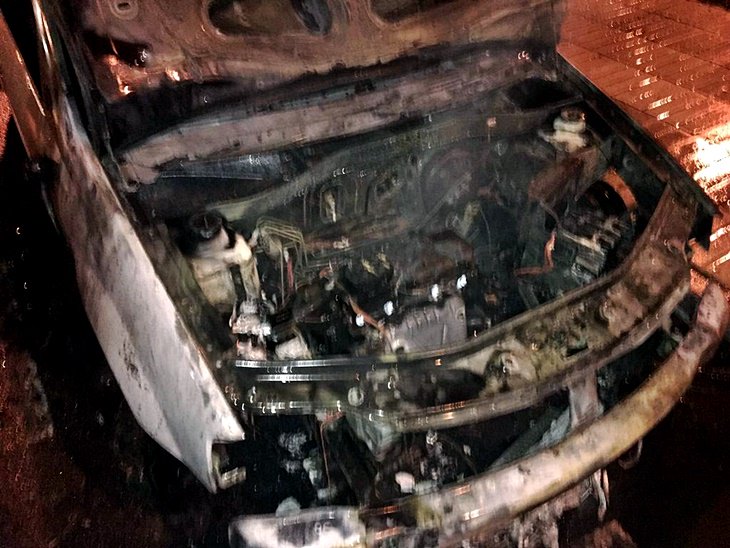 Extremadura7D's tweet photo. Un coche y una moto arden de madrugada en Badajoz. https://t.co/osNHYz1Edk https://t.co/oCFgK1Vktj