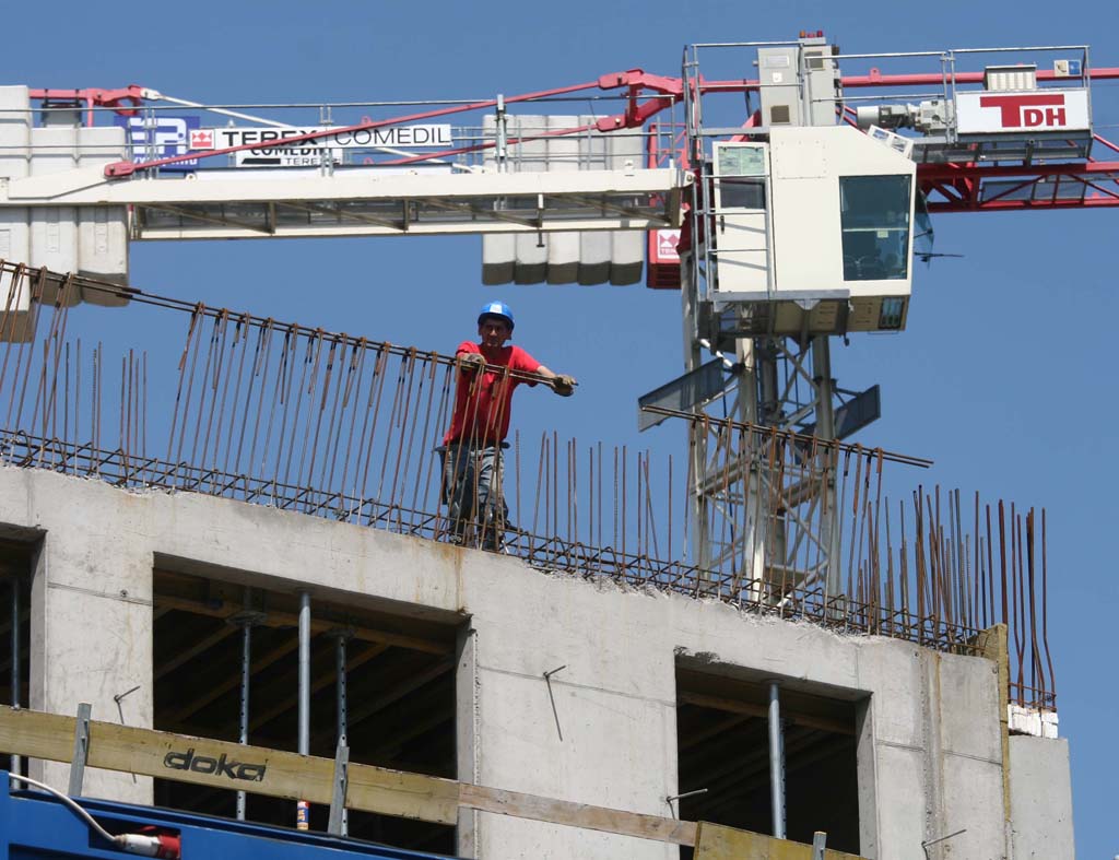 InvestorHU's tweet photo. Felpöröghetnek a lakásépítések és a telekárak. #Hungary #homebuilding #ingatlan https://t.co/0pZut7l6bA https://t.co/JB7zFoWdXb