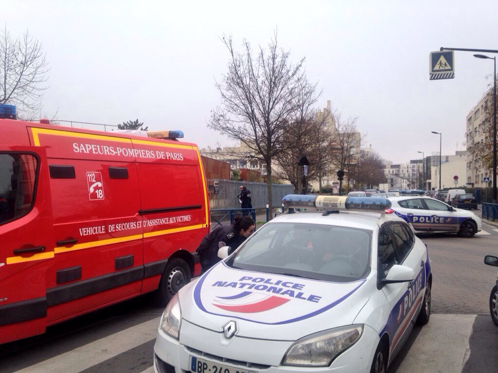 LucieSoullier's tweet photo. Rue bouclée devant l'école d'Aubervilliers où un instituteur a été agressé à l'arme blanche https://t.co/hRIOaedhqF https://t.co/IxwbU4PGIp