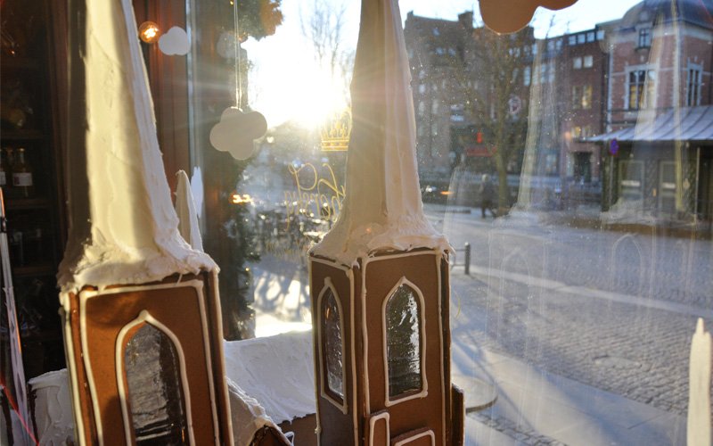 untse's tweet photo. Årets finaste julskyltfönster är byggt av tio kilo deg https://t.co/IcTXMCzOLZ https://t.co/vRw8rM2K51