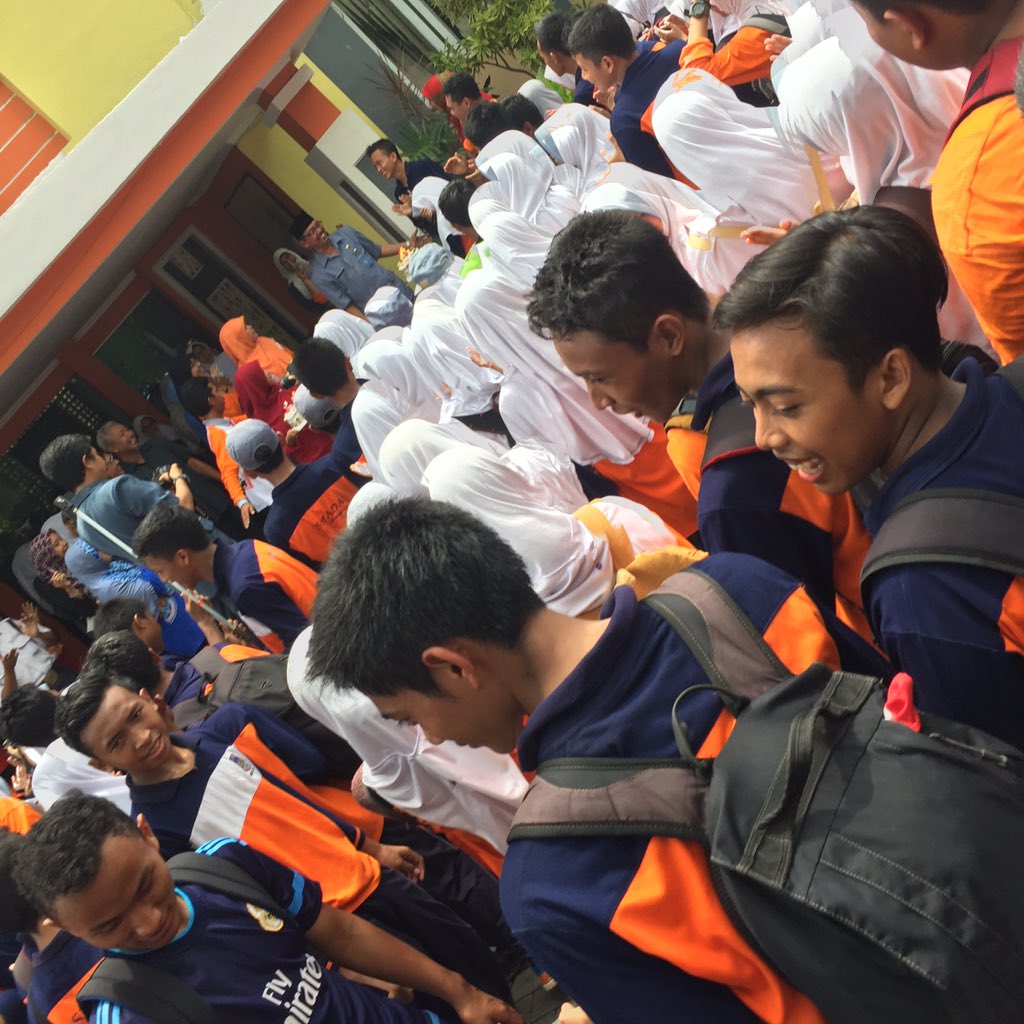 Selamat ulang tahun Pak Suroso tercintaaa semoga umur nambah berkahh amin. We love you 😁