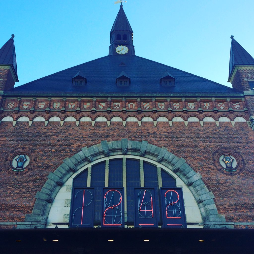 nataliebraune's tweet photo. Copenhagen neon clock https://t.co/26P6kgDzfM