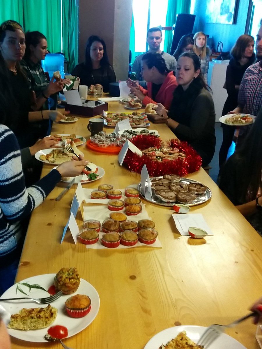 В офиса: благотворителен обяд за каузата на Саиф - треньор на деца с увреждания по адаптиран крикет на маса.