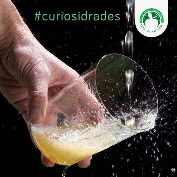 El espalme, esas burbujas de dióxido de carbono que aparecen tras ser escanciado el culete de #sidra👍 #curiosidrades