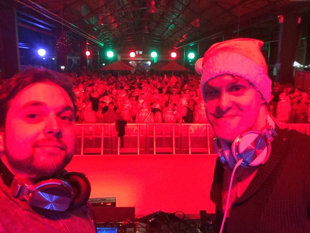 tall_en_small's tweet photo. 4000 losgeslagen kerstmannen... Dat zie je ook niet elke dag! https://t.co/2XBgaHcF7F