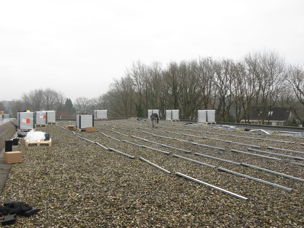 Er wordt nu gewerkt aan de constructie, waar de 234 zonnepanelen in geplaatst worden.  gemeentewesterveld.nl/Bestuur_en_org…