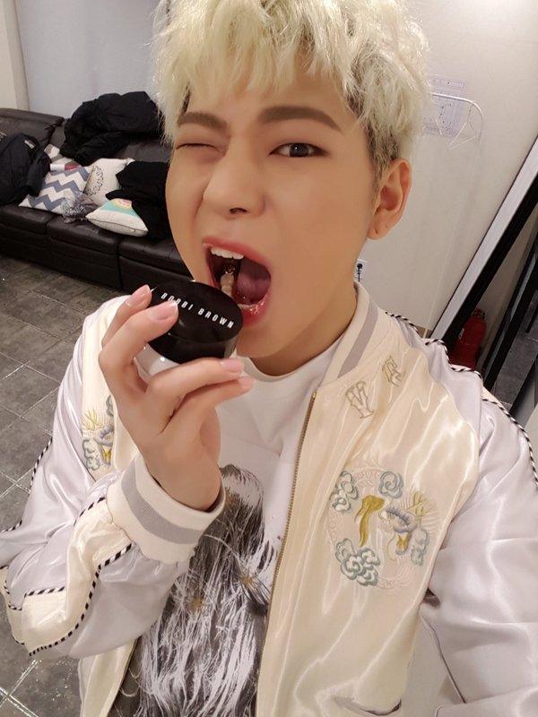 BlockbFr's tweet image. [ZICO] Nyam nyam jjeob jjeob~!!!
Merci d&apos;être venu au concert aujourd&apos;hui
#whiteeverything #blcokb #zico #bobbibrown