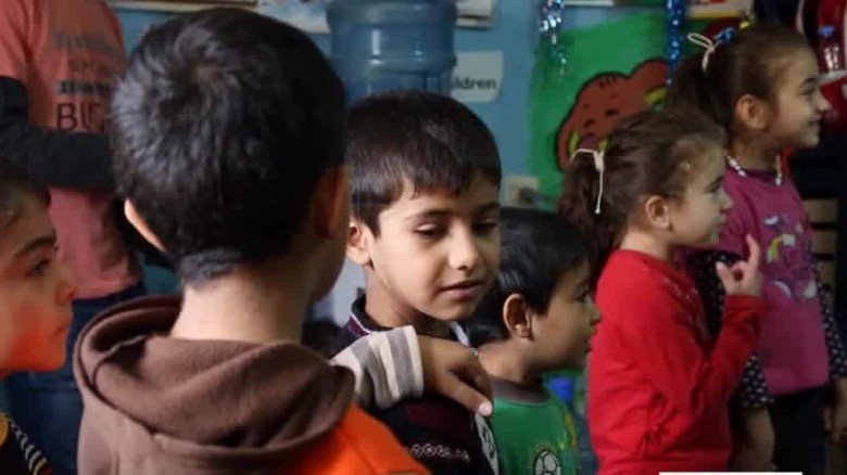 CNNPolitics's tweet photo. Hundreds of U.S. churches are fund-raising to resettle refugees https://t.co/ILmxg1e2W2 via @Eugene_Scott https://t.co/SQ497AQgZf