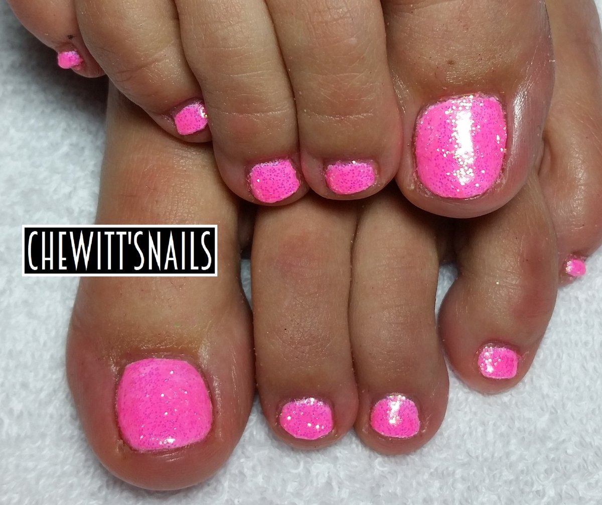 ChewittsNails's tweet photo. Pink &amp; Coral Glitz #gelish #makethemgelish #pink #coral #sparkle @Gelish @NailHarmonyUk #Mani #pedi #Barbie https://t.co/eVHaSxyQm8