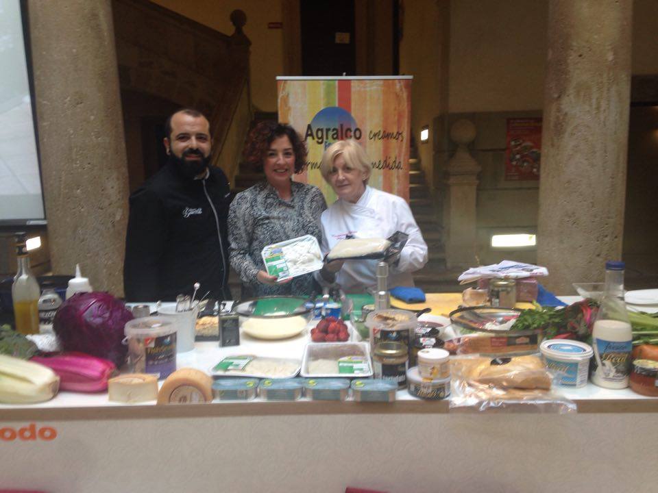 BacalaoSaborea's tweet photo. Curso en #Agreda. Nuestro producto en las mejores manos @CharoValHdez @SoniaGarciaO #JoseRayas #PilarIdoate https://t.co/nAeOaIdQhi
