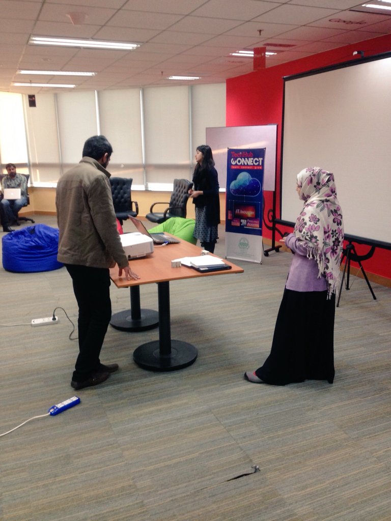 TechHubConnect's tweet photo. Ice breaking at #ForeelancingWorkshop session1. 
@umarsaif @nabeelaq @SarahTGilani @jamal_mehak https://t.co/MDb0A544Hx