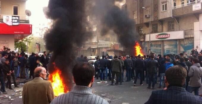 KaplanCagdas1's tweet photo. DİHA'nin objektifinden Amed' de Sur icin direnis https://t.co/AKrF8VOBAu
