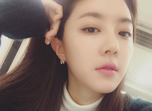 soompi's tweet photo. #ParkHanByul Responds to Reports of Her Dating a Jeweler 
https://t.co/ChP00qcwk7 https://t.co/yWIw4DBkdi