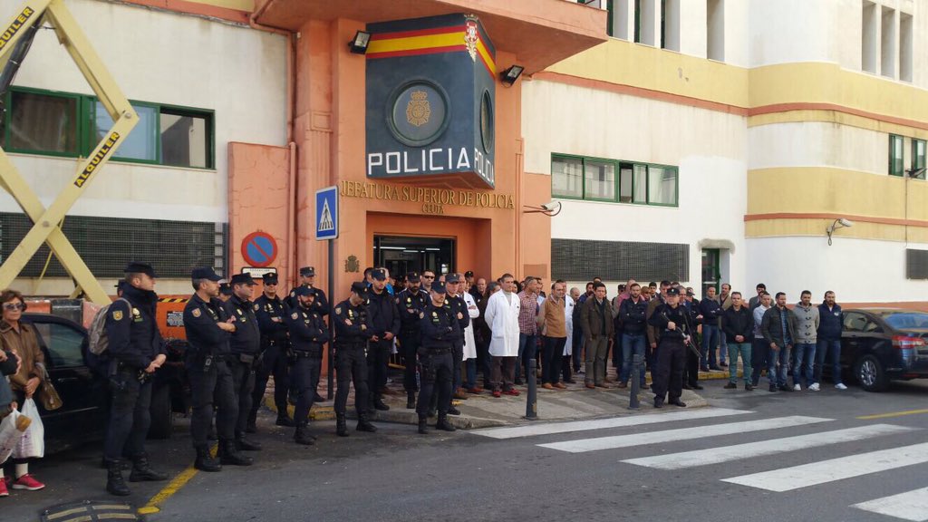 cep_cepolicia's tweet photo. Concentración en la Jefatura Superior de Ceuta. Minuto de silencio por nuestros #HeroesdeKabul, Gabi y Jorge. https://t.co/d5j4nn1LeY