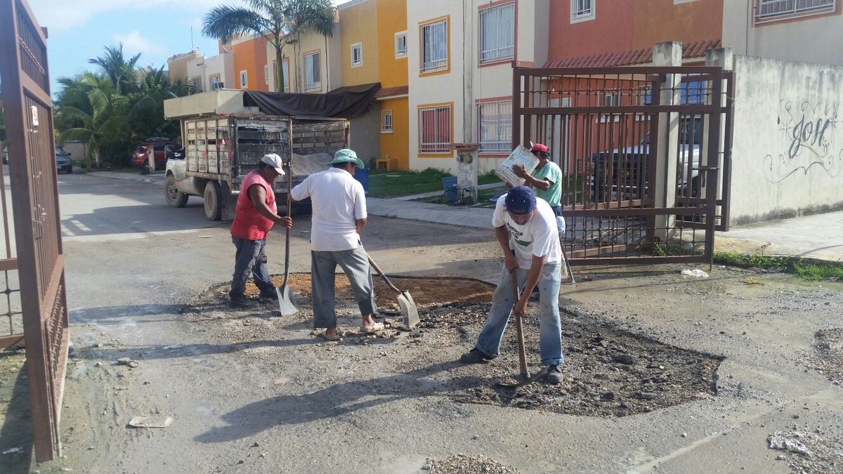 ServiciosPubSOL's tweet photo. Bacheo calle Iris con av. constituyentes fracc. Misión las Flores @GobSolidaridad @MauricioGongora @NoelCrespoPlaya https://t.co/pf8fQN3Thu