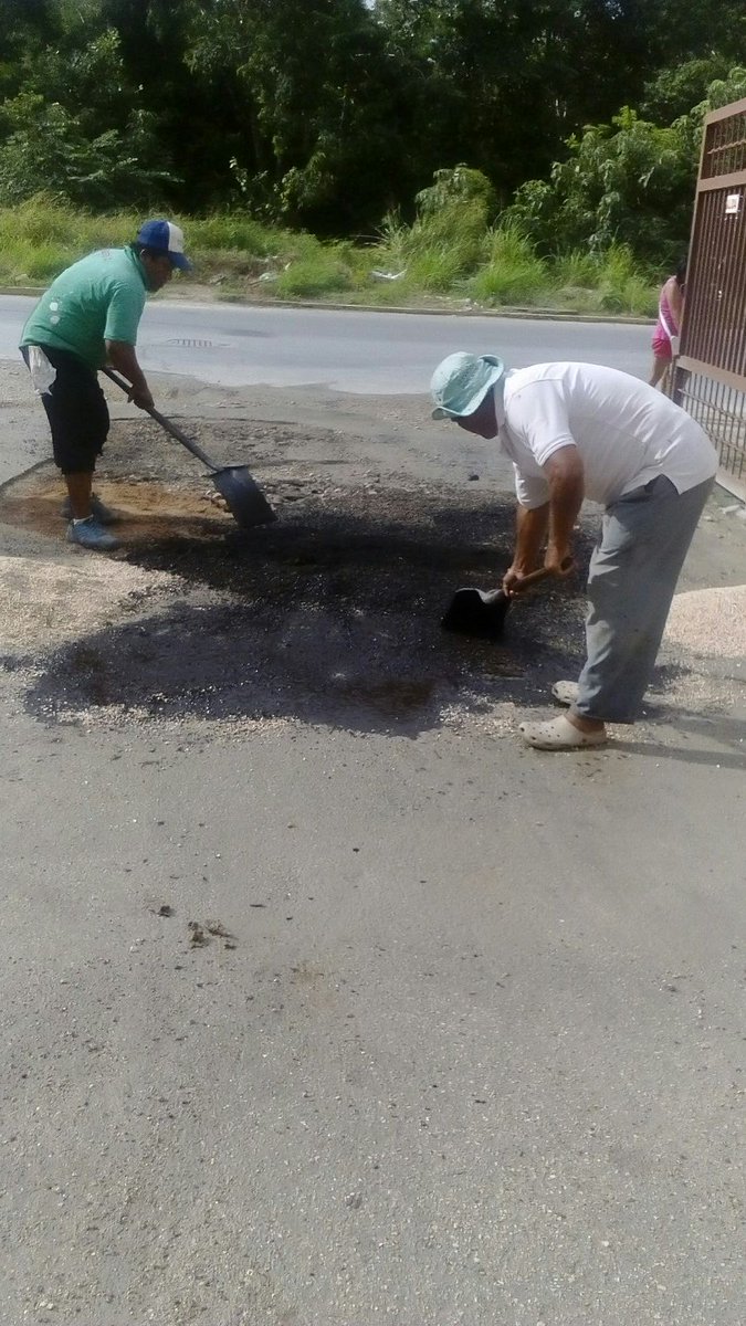 ServiciosPubSOL's tweet photo. Bacheo calle Iris con av. constituyentes fracc. Misión las Flores @GobSolidaridad @MauricioGongora @NoelCrespoPlaya https://t.co/pf8fQN3Thu
