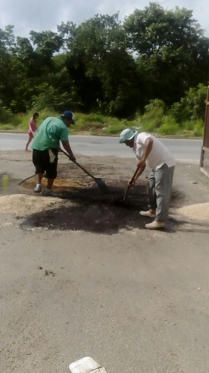 ServiciosPubSOL's tweet photo. Bacheo calle Iris con av. constituyentes fracc. Misión las Flores @GobSolidaridad @MauricioGongora @NoelCrespoPlaya https://t.co/pf8fQN3Thu