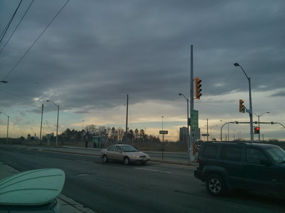 ColeWhy's tweet image. Noon sunset in T.O. I see this all the time but no one can tell me what it is/why it happens. #Toronto #nofilter