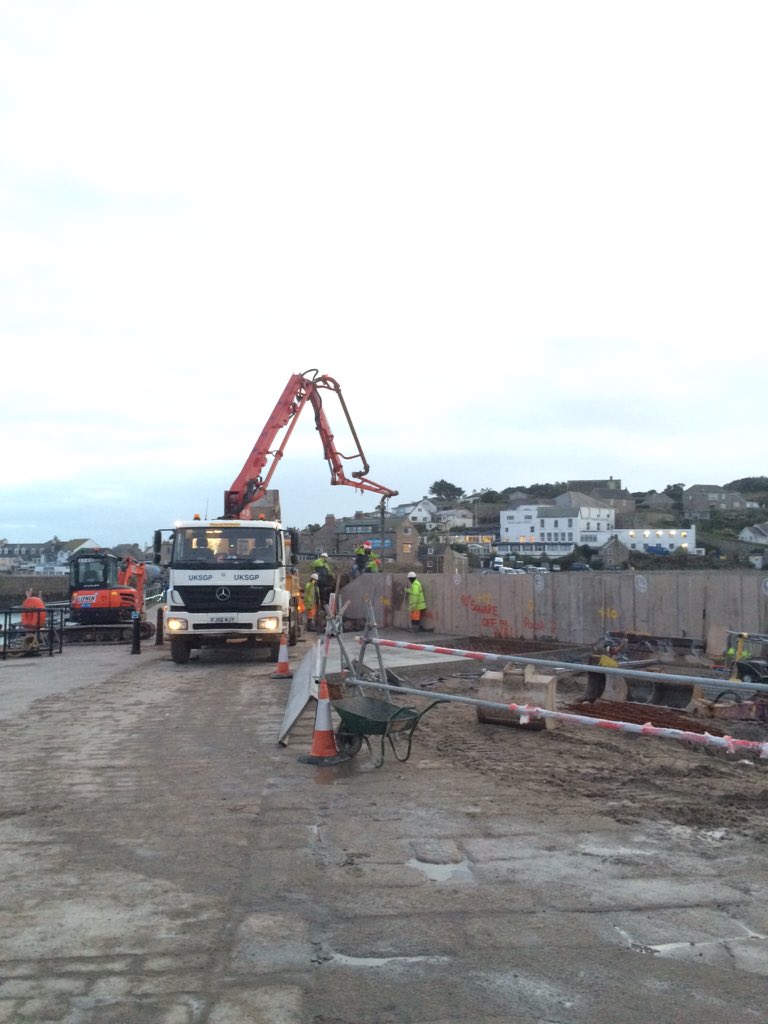 StMarysHbr's tweet photo. First set of concrete bays in the quay widening being poured @StMarysHbr today https://t.co/EOzIl9JGOn