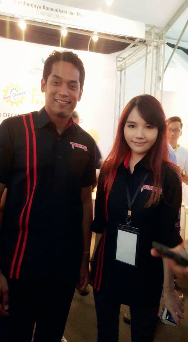 olingesports's tweet photo. Had a chance to show sports minister @Khairykj around our @MYCyberGames event! https://t.co/bcKr6jUtzc

#MCG2015 https://t.co/mz45AWoS6I