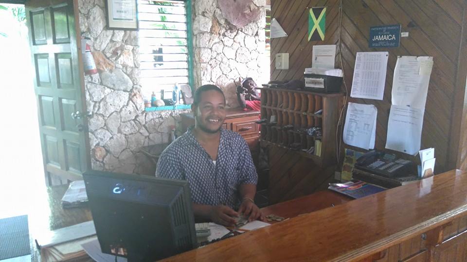 Xtabi_Negril's tweet photo. A warm Jamaican smile from the Front Desk #frontdesk #receptionarea #allsmiles #negril #jamaica #hotel https://t.co/fUF2IcodIf