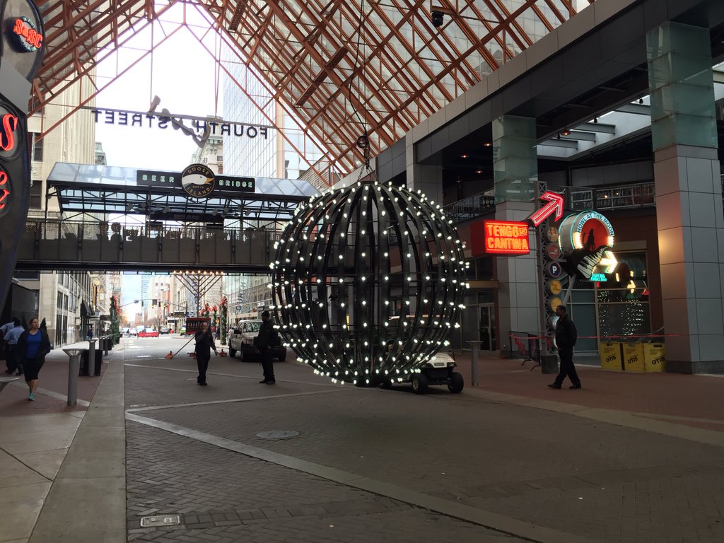 KirtJacobs's tweet photo. I've always witnessed the #BallDrop but never the #BallRaise. @4thstlive @Downtown_Lou https://t.co/vXYnMfJvTm