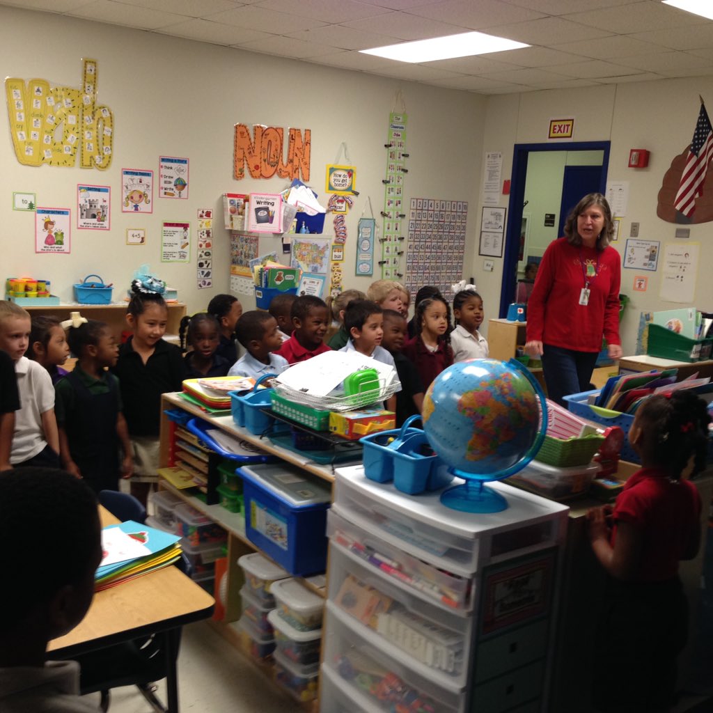 Angelica_Pala's tweet photo. Prek caroling around the school!  #lufkinlearns https://t.co/xqQnSXViEN