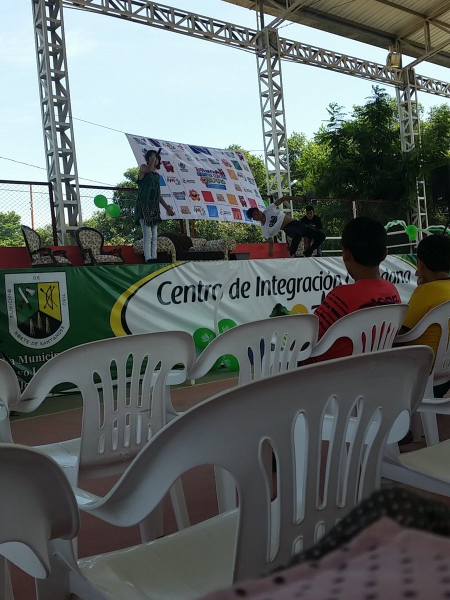 jeffer_ramirez's tweet photo. El talento tibuyano colocando su granito de arena a este magnifico evento #YoCuidoMiFuturo @beatrizelenage1 https://t.co/dS0DDdJ4QK